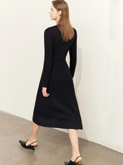 Strickkleid in A-Linie mit V-Ausschnitt und Knopfleiste