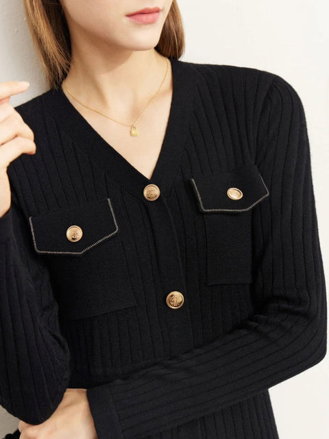 Strickkleid in A-Linie mit V-Ausschnitt und Knopfleiste