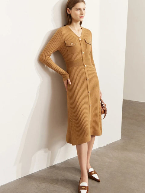 Strickkleid in A-Linie mit V-Ausschnitt und Knopfleiste