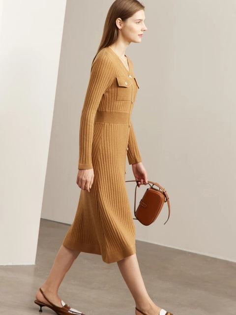 Strickkleid in A-Linie mit V-Ausschnitt und Knopfleiste