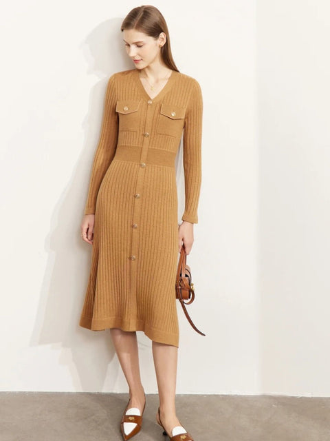 Strickkleid in A-Linie mit V-Ausschnitt und Knopfleiste