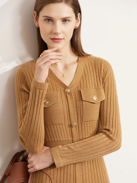 Strickkleid in A-Linie mit V-Ausschnitt und Knopfleiste