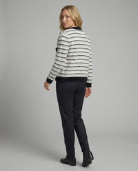 Bouclé-Strickjacke mit Kontrastbesatz, Perlenknopfleiste und Pattentaschen Friday