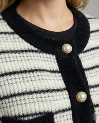 Bouclé-Strickjacke mit Kontrastbesatz, Perlenknopfleiste und Pattentaschen Friday
