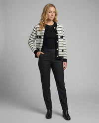 Bouclé-Strickjacke mit Kontrastbesatz, Perlenknopfleiste und Pattentaschen Friday