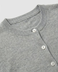Kurz geschnittener Strickcardigan mit seitlicher Knopfleiste, Rippbündchen und Metall-Logo Friday