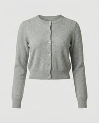 Kurz geschnittener Strickcardigan mit seitlicher Knopfleiste, Rippbündchen und Metall-Logo Friday