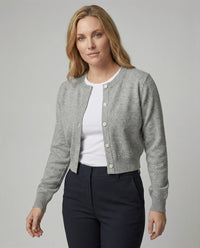 Kurz geschnittener Strickcardigan mit seitlicher Knopfleiste, Rippbündchen und Metall-Logo Friday
