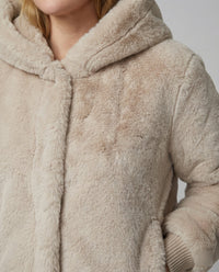 Kuschelige Teddy-Kapuzenjacke mit kastigem Schnitt, kurzem Saum und verdecktem Verschluss Friday