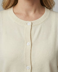 Leichte Feinstrick-Cardigan mit Rundhalsausschnitt, soften Rippbündchen und minimalistischer Knopfleiste Friday