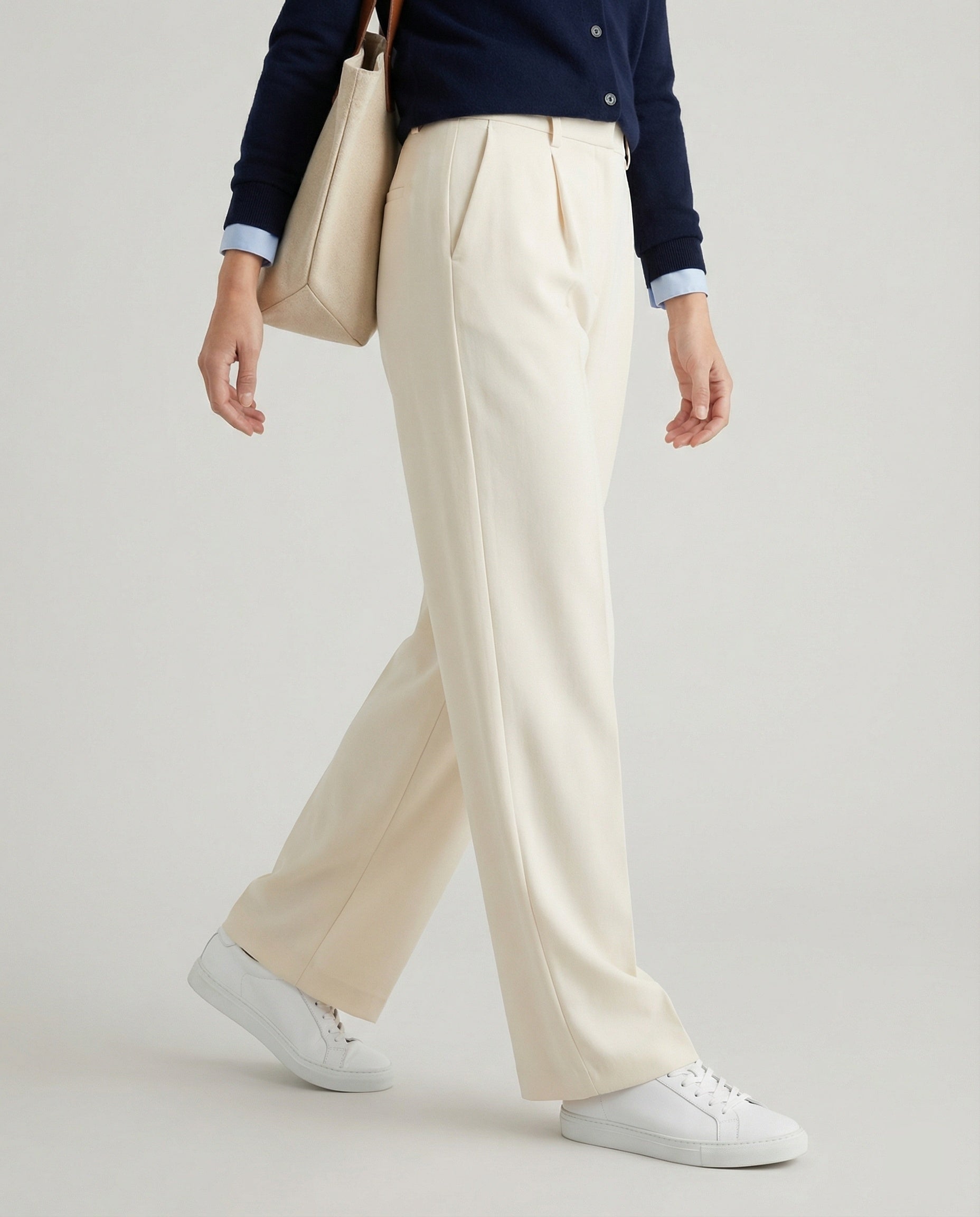 Seidenweiche Twill-Marlenehose mit hoher Bundführung, fixierter Bügelfalte und seitlichen Eingrifftaschen Friday