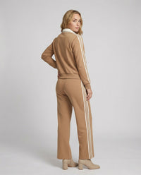 Sportlich-elegantes Strick-Ensemble mit Reißverschlussjacke, Pattentaschen, Kontrastkragen und weitem Hosenbein Friday