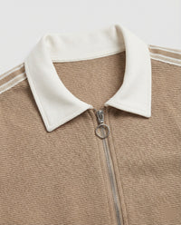 Sportlich-elegantes Strick-Ensemble mit Reißverschlussjacke, Pattentaschen, Kontrastkragen und weitem Hosenbein Friday