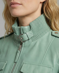 Kurzblousonjacke mit hochschließendem Stehkragen und dekorativer Längssteppung Friday