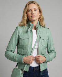 Kurzblousonjacke mit hochschließendem Stehkragen und dekorativer Längssteppung Friday