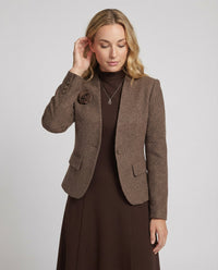 Taillierter Kurzblazer mit femininer Schößchenform, Pattentaschen und dekorativer Rosenbrosche Friday
