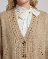 Weicher Mohair-Mix-Cardigan mit dekorativer Lochpasse, überlangen Ärmeln und aufgesetzten Taschen Friday