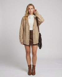 Weicher Mohair-Mix-Cardigan mit dekorativer Lochpasse, überlangen Ärmeln und aufgesetzten Taschen Friday