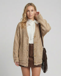 Weicher Mohair-Mix-Cardigan mit dekorativer Lochpasse, überlangen Ärmeln und aufgesetzten Taschen Friday
