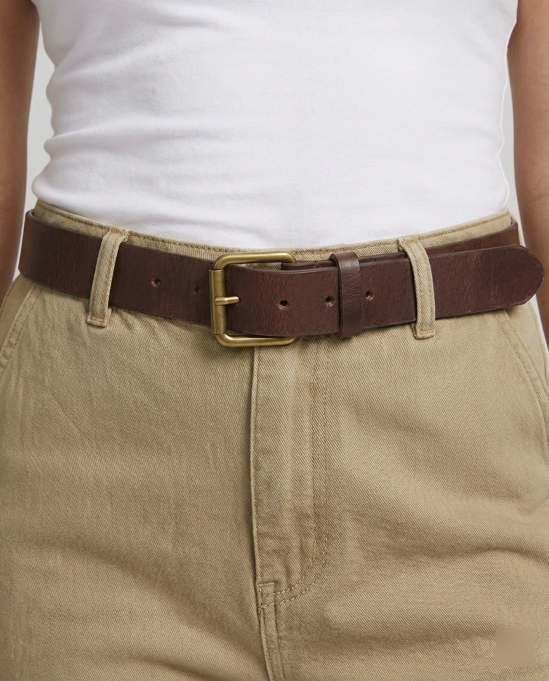 Weit geschnittene hochtaillierte Arbeitslook-Hose mit tiefem Schritt, Teilungsnähten und verstellbarem Saum Friday