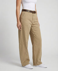 Weit geschnittene hochtaillierte Arbeitslook-Hose mit tiefem Schritt, Teilungsnähten und verstellbarem Saum Friday