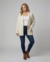 Grobstrickcardigan mit Zopfmuster Eingrifftaschen und Zierknopfleiste Friday