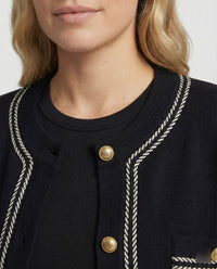 Zweiteiliges Feinstrick-Ensemble mit kurzem Cardigan
