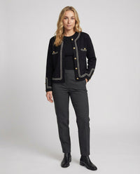 Zweiteiliges Feinstrick-Ensemble mit kurzem Cardigan