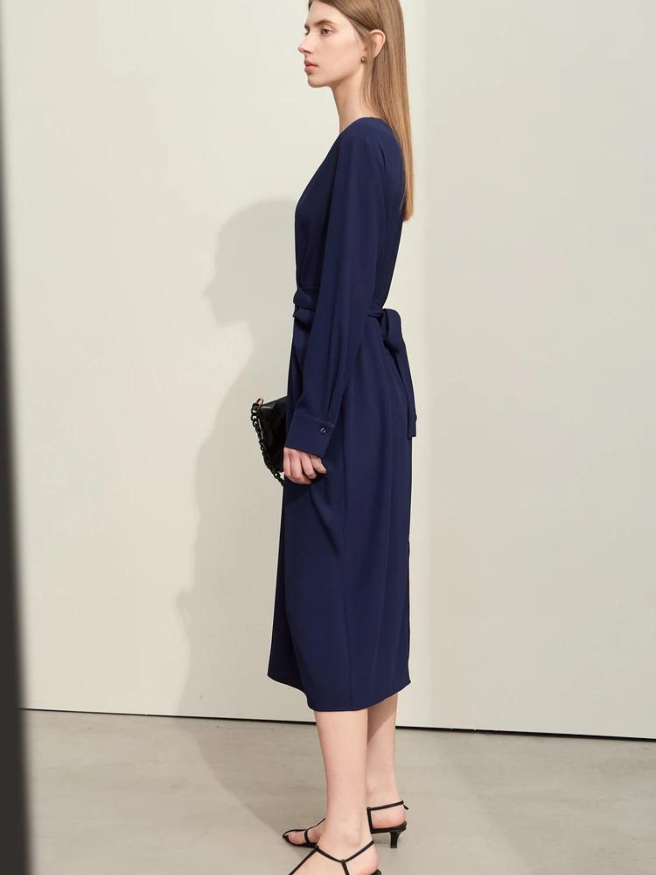 Fließendes Midikleid mit V-Ausschnitt und Taillenband