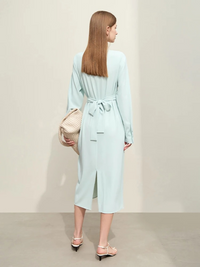 Fließendes Midikleid mit V-Ausschnitt und Taillenband