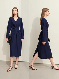 Fließendes Midikleid mit V-Ausschnitt und Taillenband