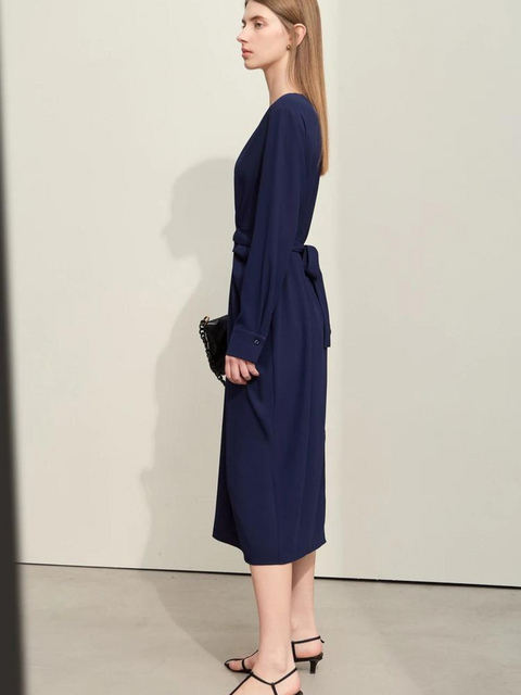 Fließendes Midikleid mit V-Ausschnitt und Taillenband