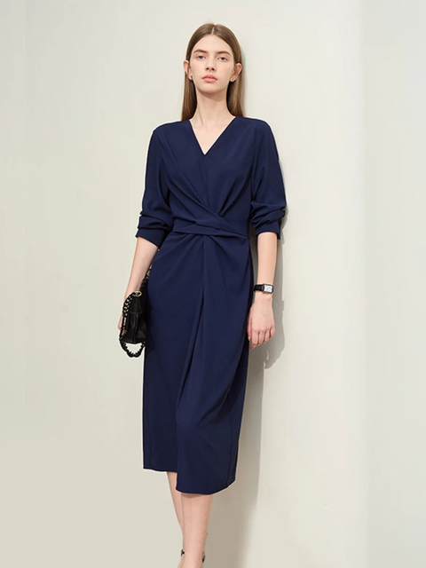 Fließendes Midikleid mit V-Ausschnitt und Taillenband Dunkelblau
