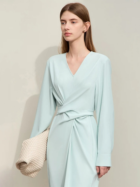 Fließendes Midikleid mit V-Ausschnitt und Taillenband