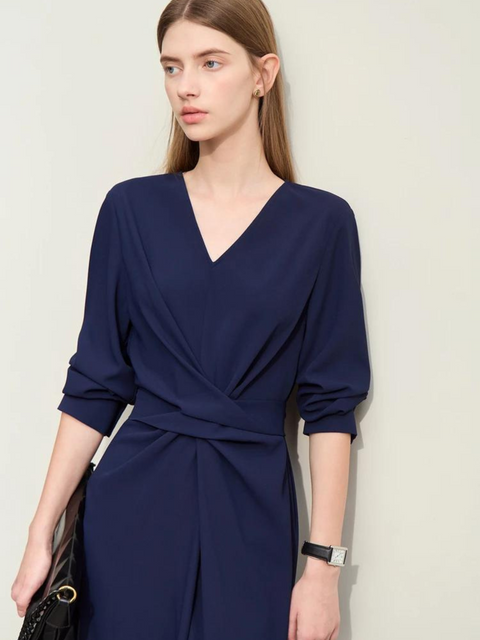 Fließendes Midikleid mit V-Ausschnitt und Taillenband