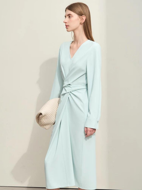 Fließendes Midikleid mit V-Ausschnitt und Taillenband