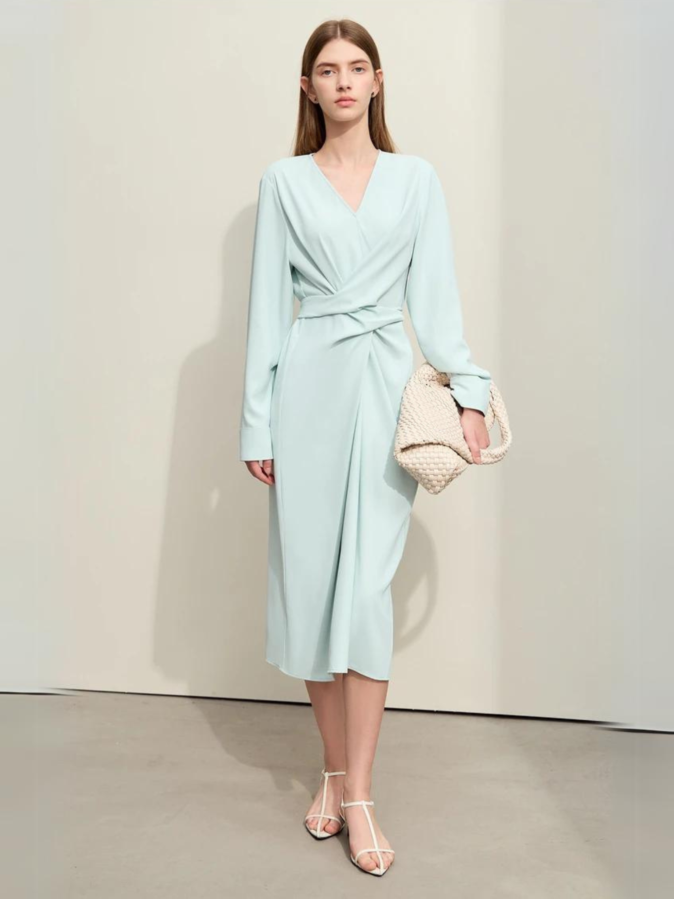 Fließendes Midikleid mit V-Ausschnitt und Taillenband