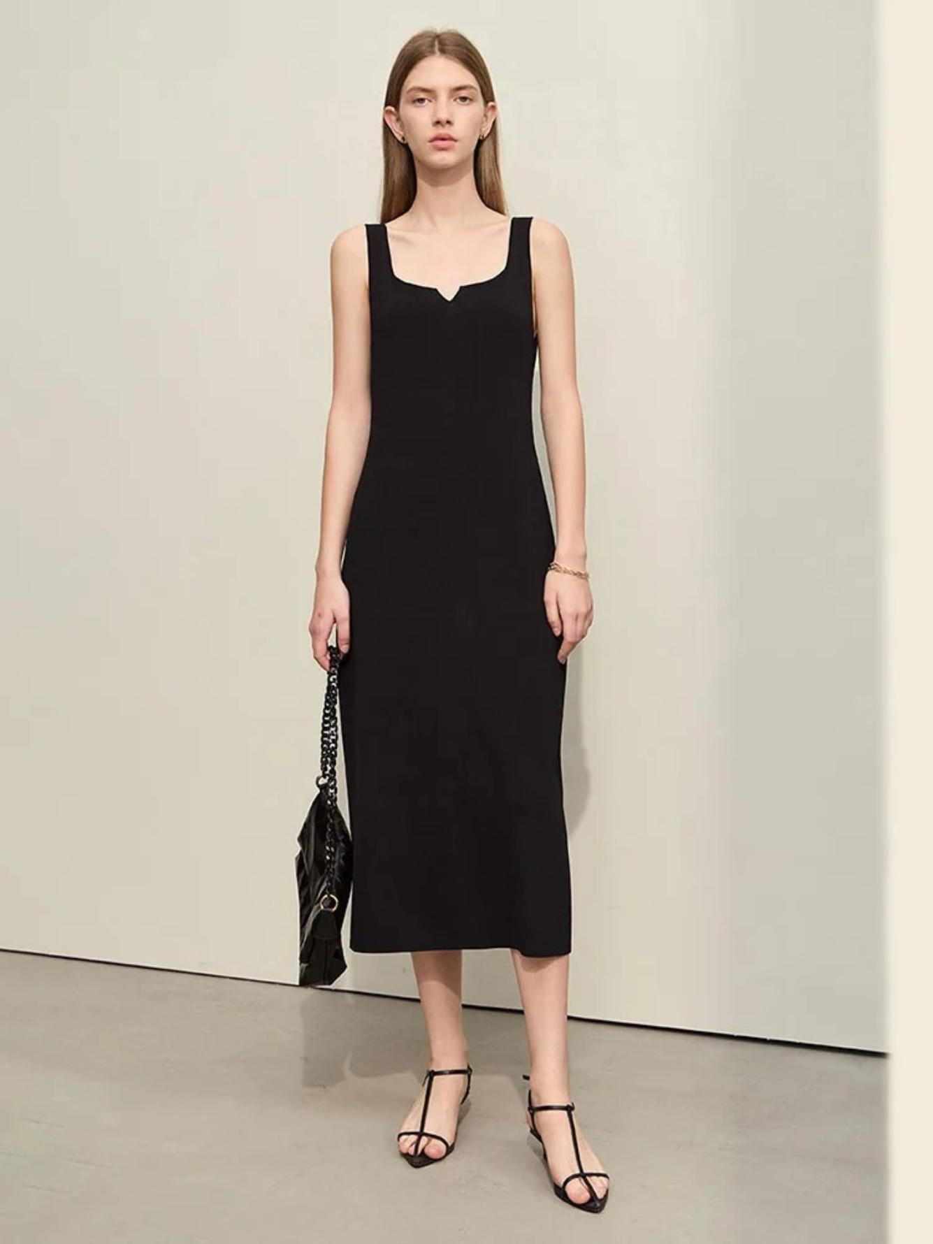 Ärmelloses Midikleid mit V-Ausschnitt Schwarz