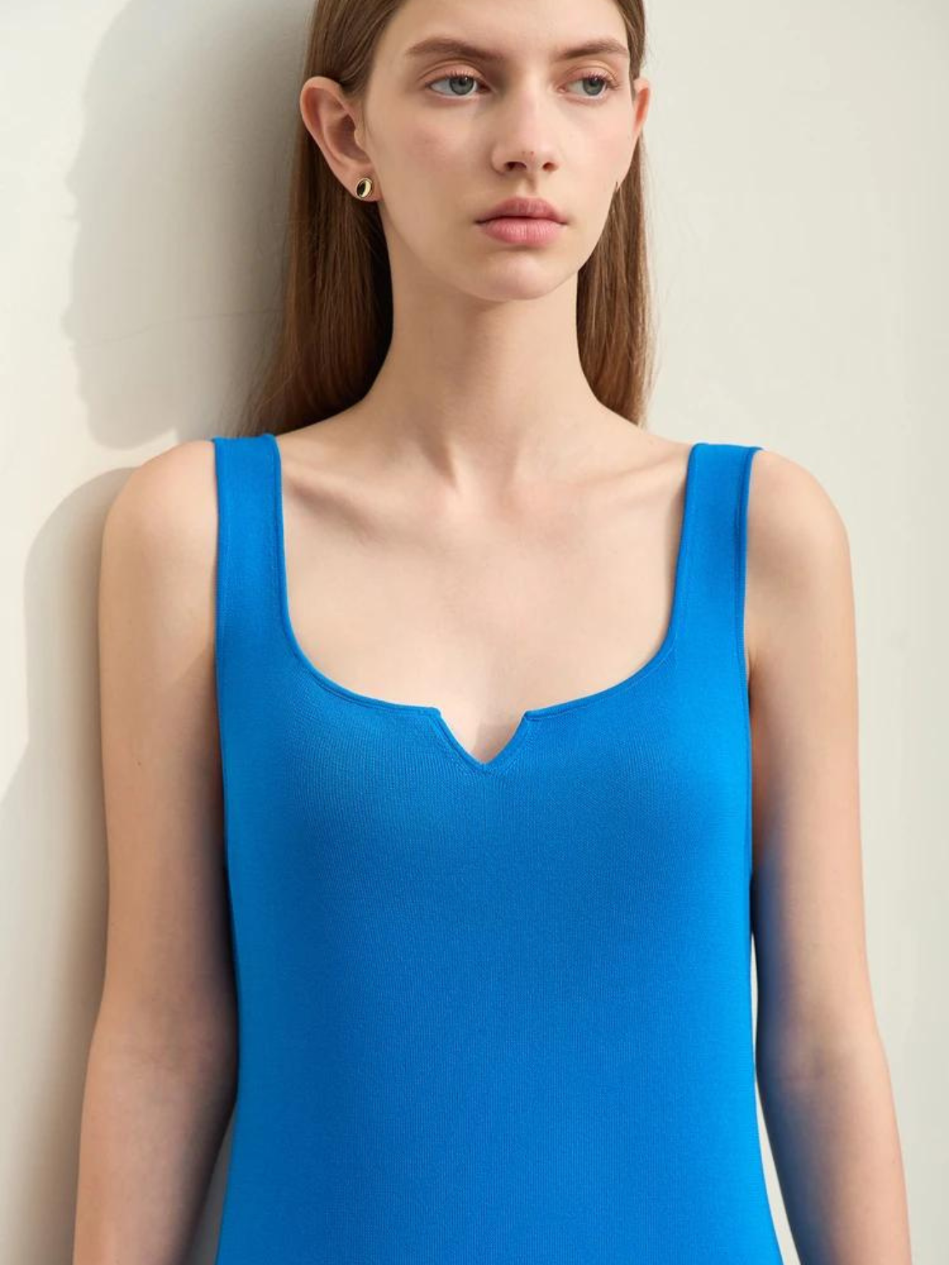 Ärmelloses Midikleid mit V-Ausschnitt