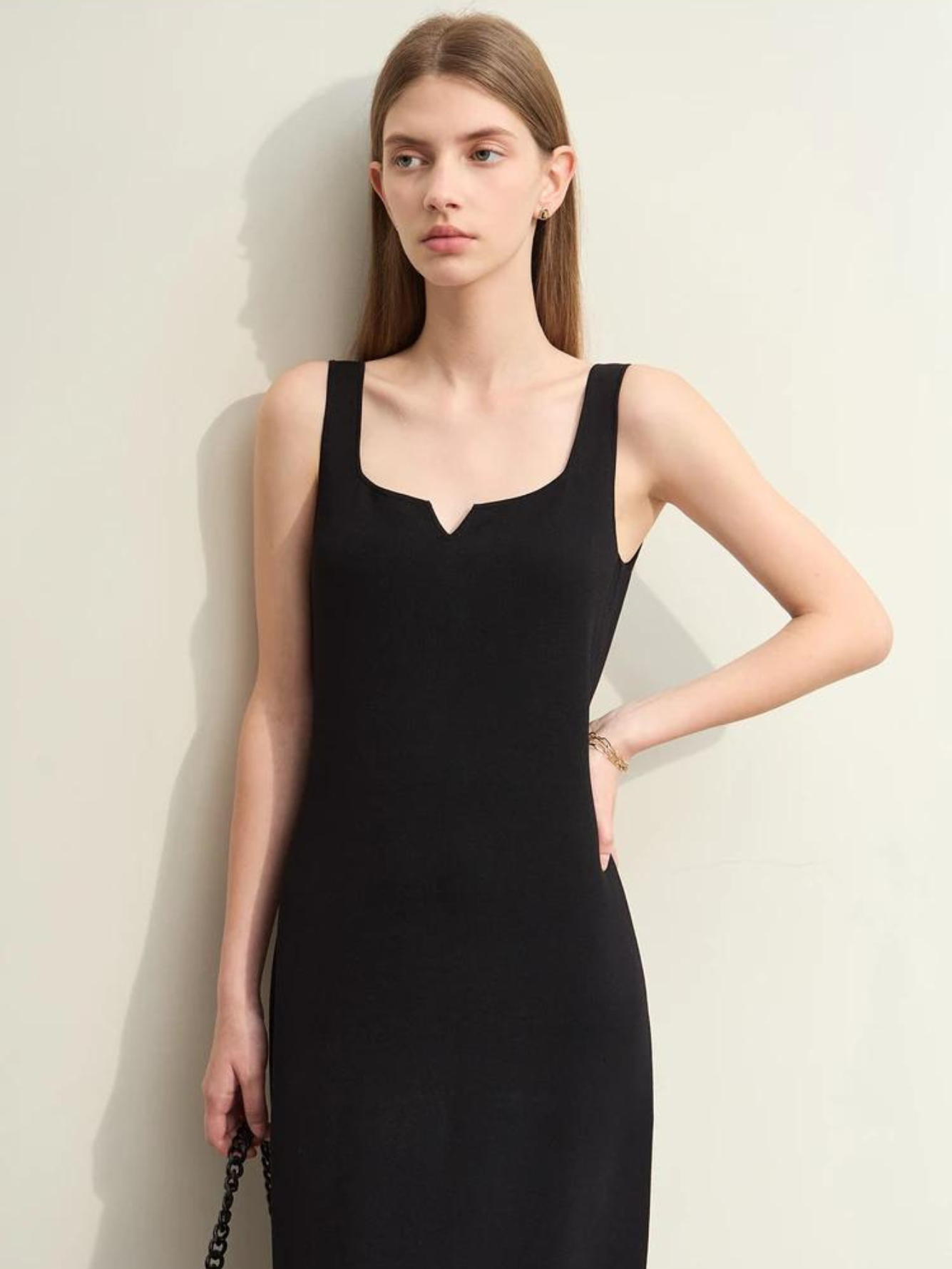 Ärmelloses Midikleid mit V-Ausschnitt