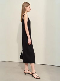 Ärmelloses Midikleid mit V-Ausschnitt