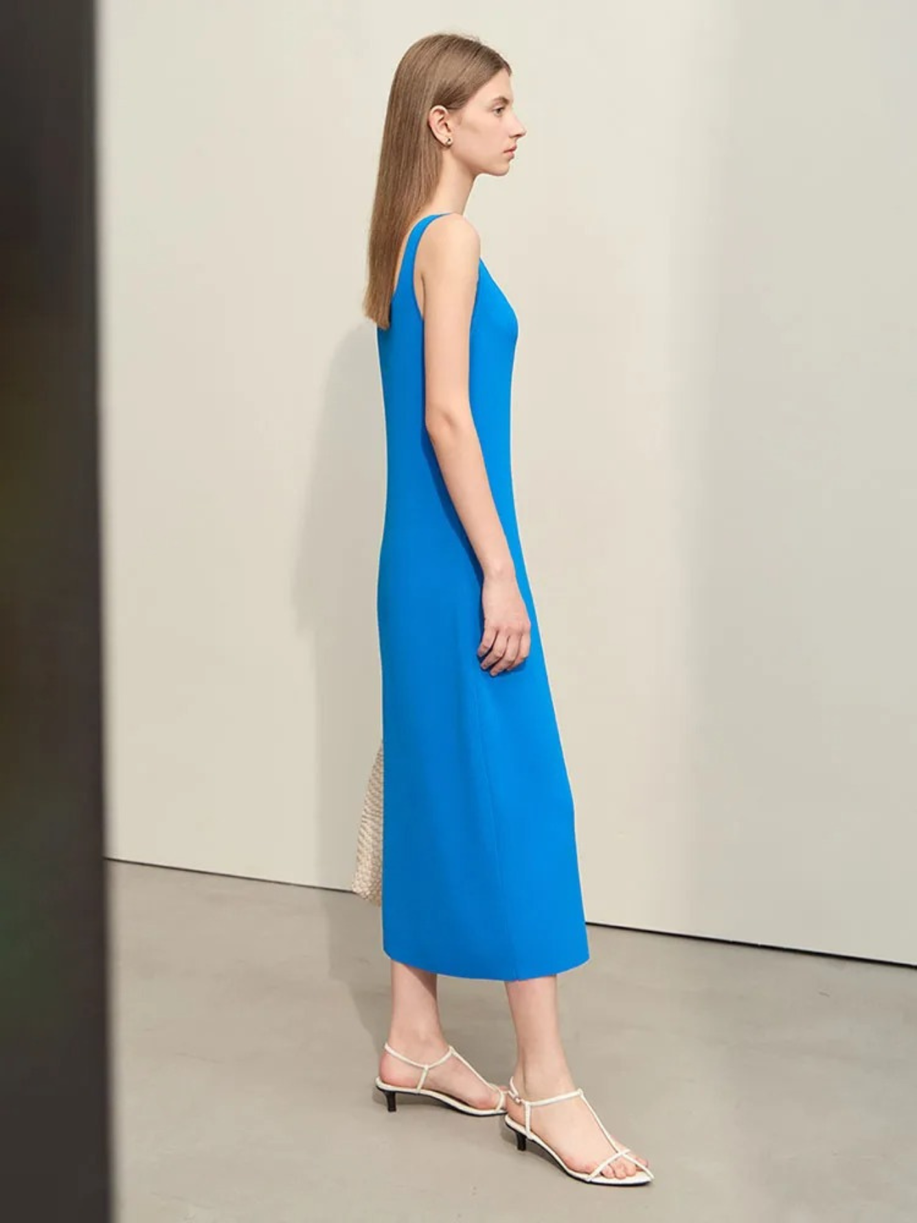 Ärmelloses Midikleid mit V-Ausschnitt