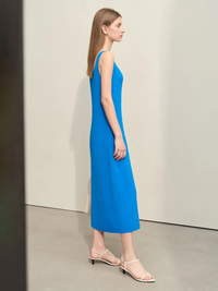 Ärmelloses Midikleid mit V-Ausschnitt