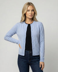 Damen kurzes Zopfmuster-Cardigan mit Rundhalsausschnitt und minimalistischer Knopfleiste Friday Blau