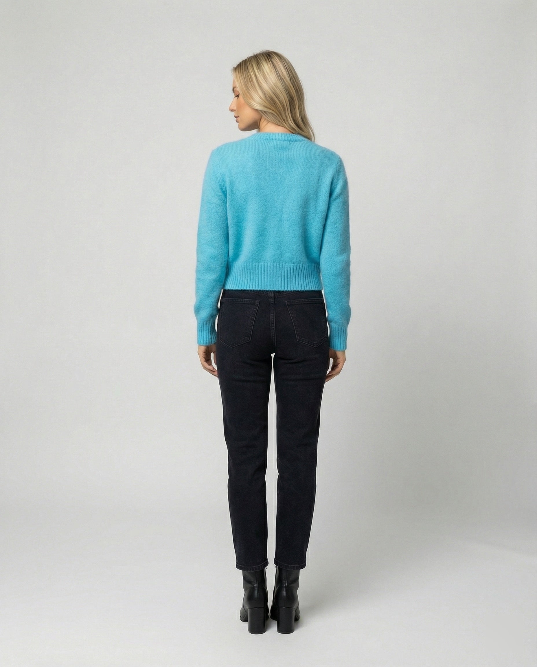 Damen Mohairoptik Kurzstrickjacke mit tailliertem Rippsaum und bunten Zierknöpfen Friday