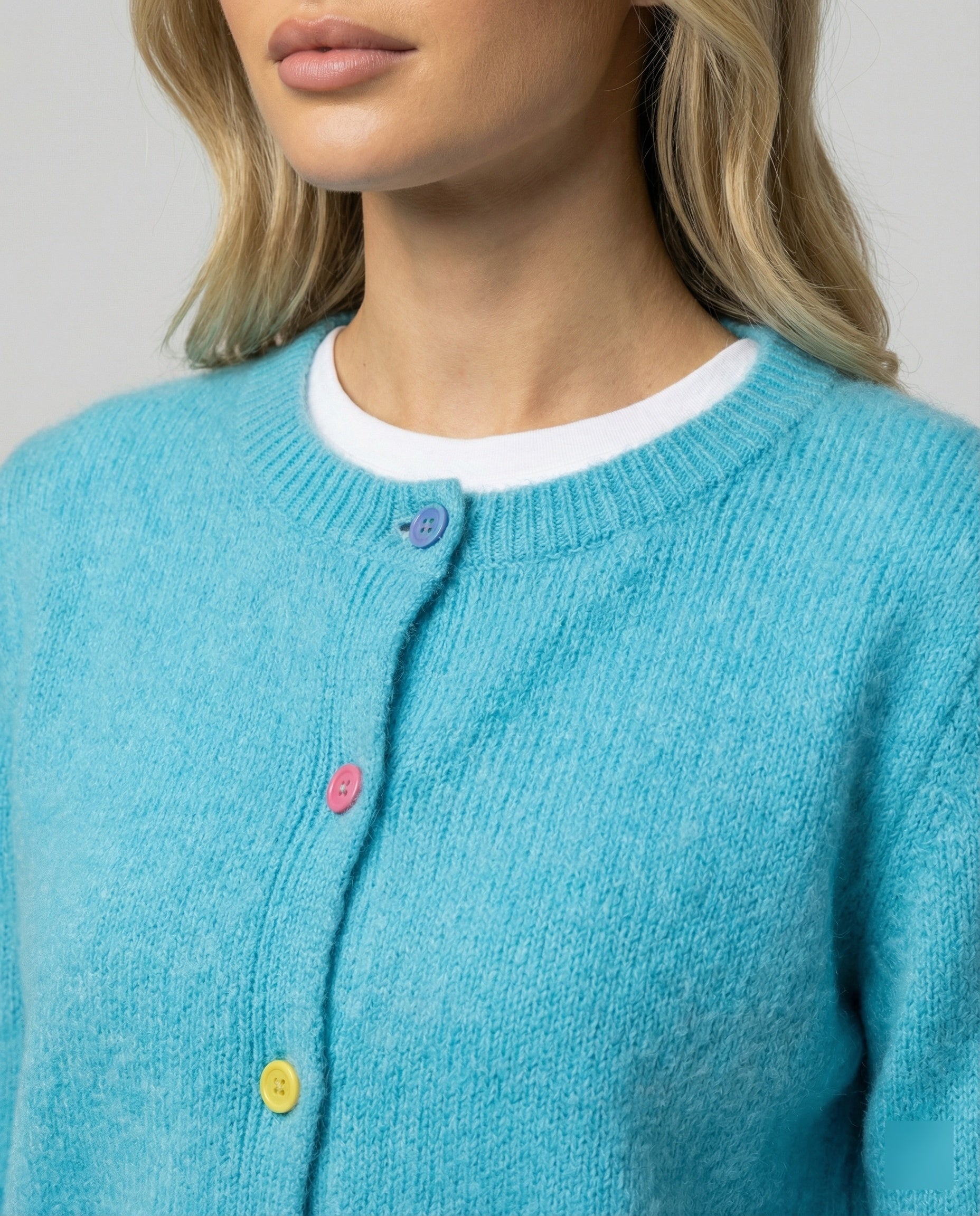 Damen Mohairoptik Kurzstrickjacke mit tailliertem Rippsaum und bunten Zierknöpfen Friday