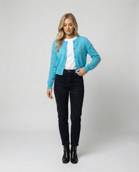 Damen Mohairoptik Kurzstrickjacke mit tailliertem Rippsaum und bunten Zierknöpfen Friday