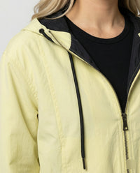 Damen kurzes Kapuzenblouson mit Reißverschluss und hochgeschnittener weiter Jogginghose Friday