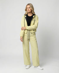 Damen kurzes Kapuzenblouson mit Reißverschluss und hochgeschnittener weiter Jogginghose Friday Gelb