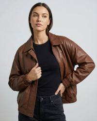 Damen grainierte Nappa-Optik Blousonjacke mit Hemdkragen elastischem Saum und verdeckter Druckknopfleiste Friday Weinrot